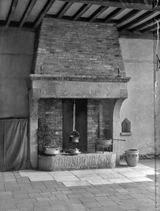 400194 Interieur van de celzusterenkamer in het hofje van de Stichting Armen de Poth (Coninckstraat) te Amersfoort: schouw.